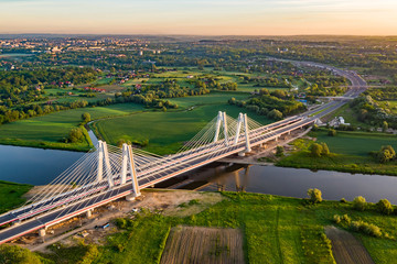 Obraz premium most na rzece i panorama miasta