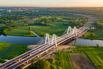 most na rzece i panorama miasta