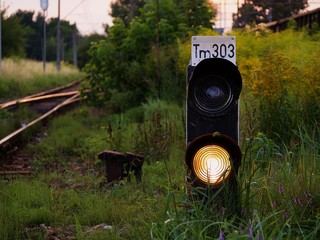 sygnalizator świetlny przy torach kolejowych - obrazy, fototapety, plakaty