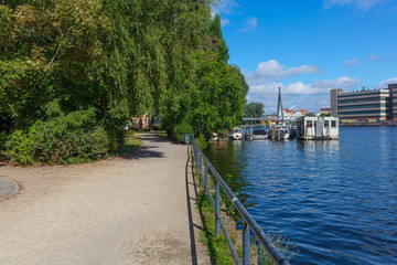 Berlin Schöneweide Spreeufer am Kaisersteg Anleger an der Spree, Berliner Sommer Bezirk Treptow...