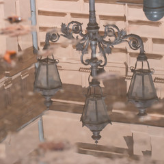 alte Straßenlaterne Wasserspiegelung