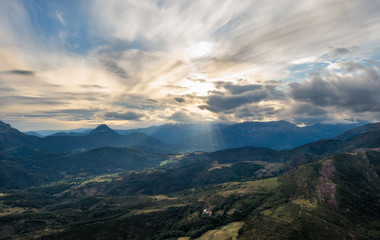 Montañas y prados verdes en la hora del atardecer