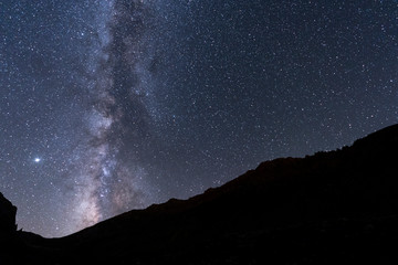 vía láctea detrás de la montaña 