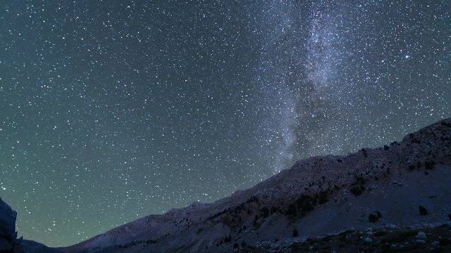 Timelapse de la v&iacute;a l&aacute;ctea pasando detr&aacute;s de monta&ntilde;a