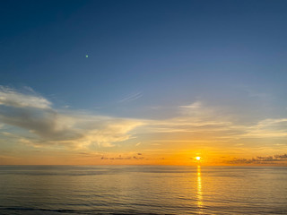 Obraz premium Sunrise over the Atlantic Ocean.