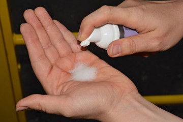 Hand disinfection with antiseptic