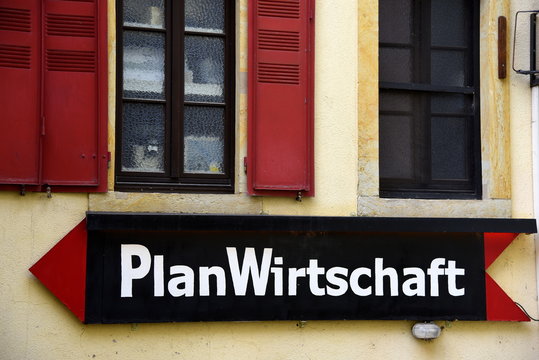 Schild: "Planwirtschaft" an einer Hauswand