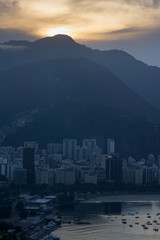 Obraz premium Sunset in Rio de Janeiro with mountains and sea
