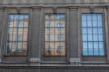 Obraz premium Shabby windows of old apartment buildings in St. Petersburg