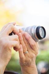 写真撮影するシニア女性の手元