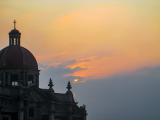 Amanecer en el horizonte desde la plaza de la basilica de guadalupe. 