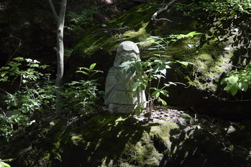 山中の石像
