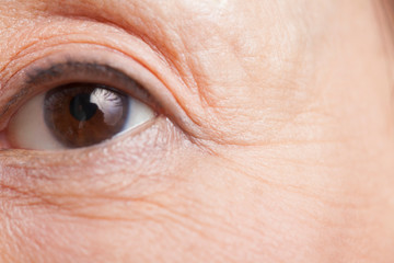 Fototapeta premium シニア女性の目元