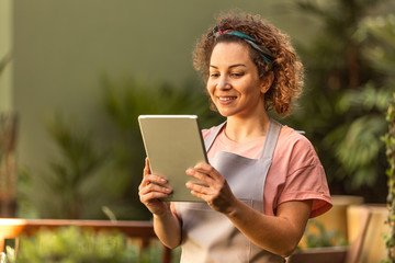 Fototapeta premium Mulheres trabalhando em floricultura.
