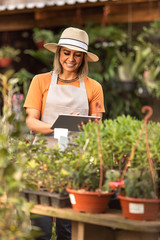 Mulheres trabalhando em floricultura.