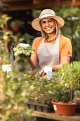 Mulher latina proprietária de uma loja de flores.