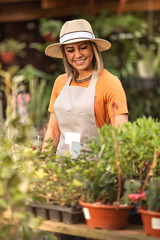 Mulher latina proprietária de uma loja de flores.