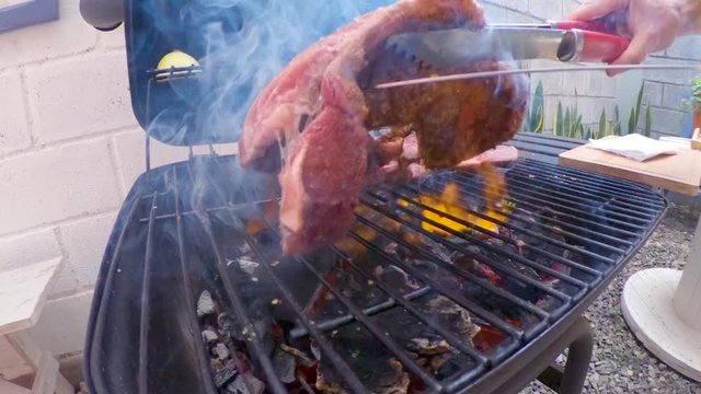 Parilla con carne asada al fuego con carb&oacute;n 