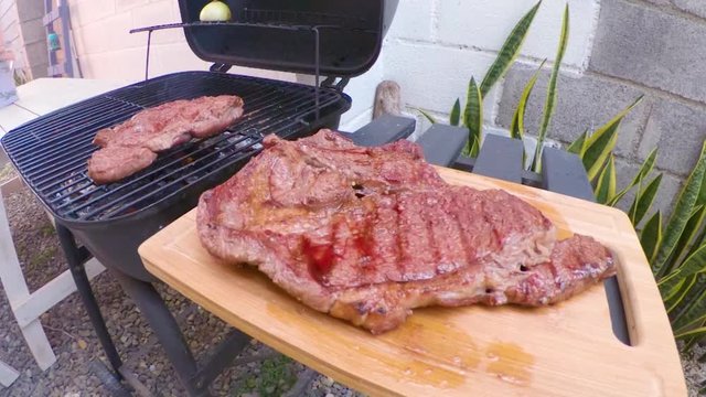 Parilla con carne asada al fuego con carb&oacute;n 