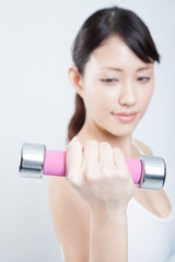 ダンベルで筋トレする女性