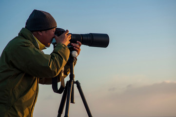 ニュージーランド、南島、ポイントエリザベスの夕景の写真を撮るアクティブシニア