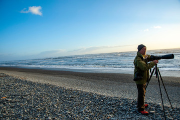 ニュージーランド、南島、ポイントエリザベスの夕景の写真を撮るアクティブシニア