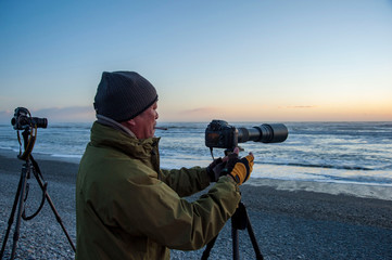 Obraz premium ニュージーランド、南島、ポイントエリザベスの夕景の写真を撮るアクティブシニア