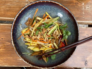 Vegetarische vietnamesische Bowl auf schönen Teller angerichtet von oben mit Stäbchen