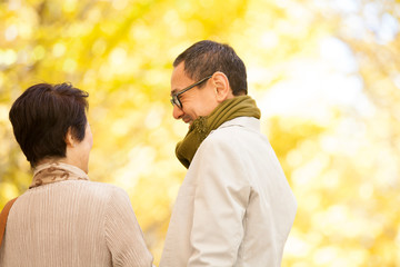 Fototapeta premium 会話するシニア夫婦