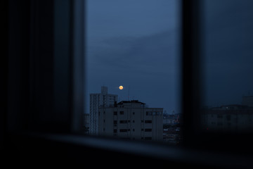 anoitecer com lua vista da janela