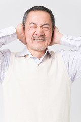 Obraz premium 頭痛のシニア男性