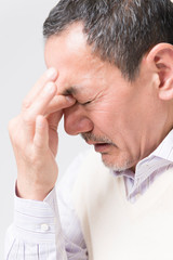 頭痛のシニア男性