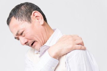 Obraz premium 肩こりのシニア男性