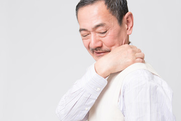肩こりのシニア男性