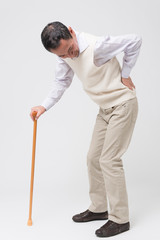 腰痛のシニア男性