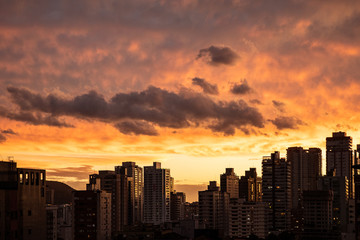 pôr-do-sol na paisagem urbana