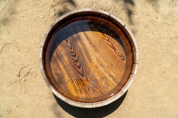 水を入れた木の桶 © PHOTARU