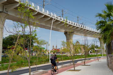 Viaducto de la línea 3 del tren ligero y al fondo se observa la Basílica  y el Arco de Zapopan.