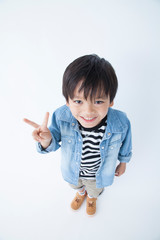 ピースをする男児