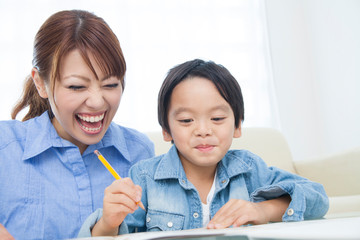 勉強する親子