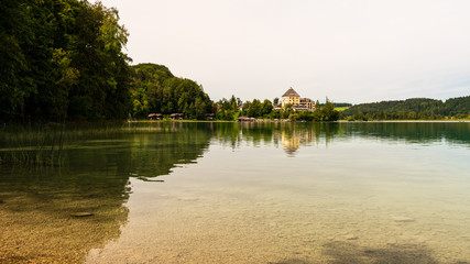 Fototapeta premium Seeufer am Fuschlsee mit Schloss Fuschl in Salzburg
