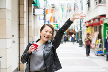 待ち合わせする女性