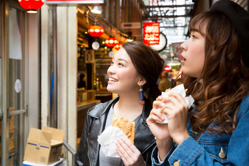 食べ歩きをする女性