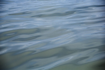Bella textura de las ondas del mar en medio del océano pacífico.