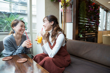 カフェで会話する女性