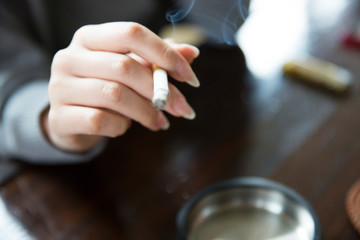 Fototapeta na wymiar タバコを持つ女性の手元
