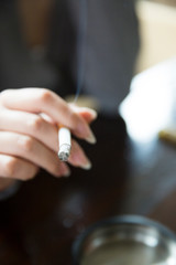 タバコを持つ女性の手元