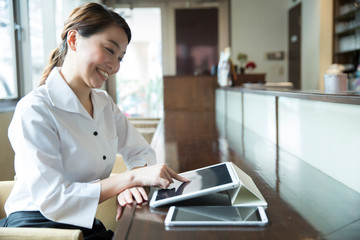 タブレットPCを見る店員 © Paylessimages