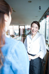 Obraz premium 接客する女性店員