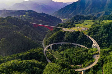 国内最大級の2重ループ橋のおろちループが奥出雲の夏の山中に雄大な風景を造っている。
